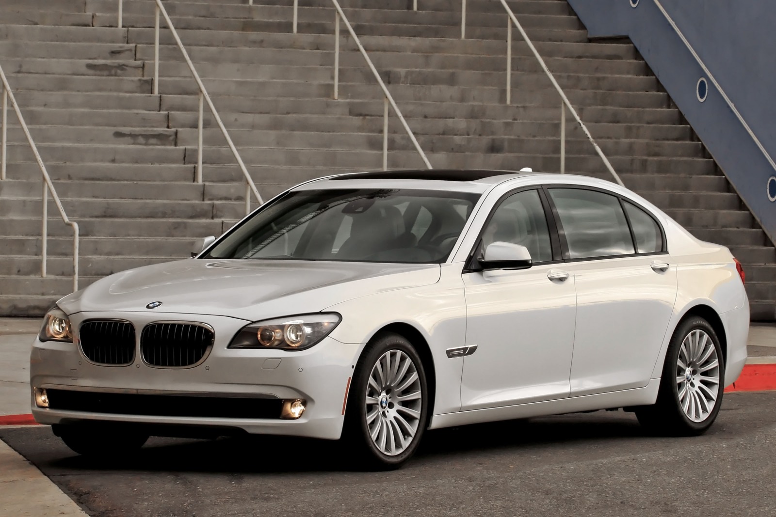 2012 BMW 7-Series VINs, Configurations, MSRP & Specs - AutoDetective